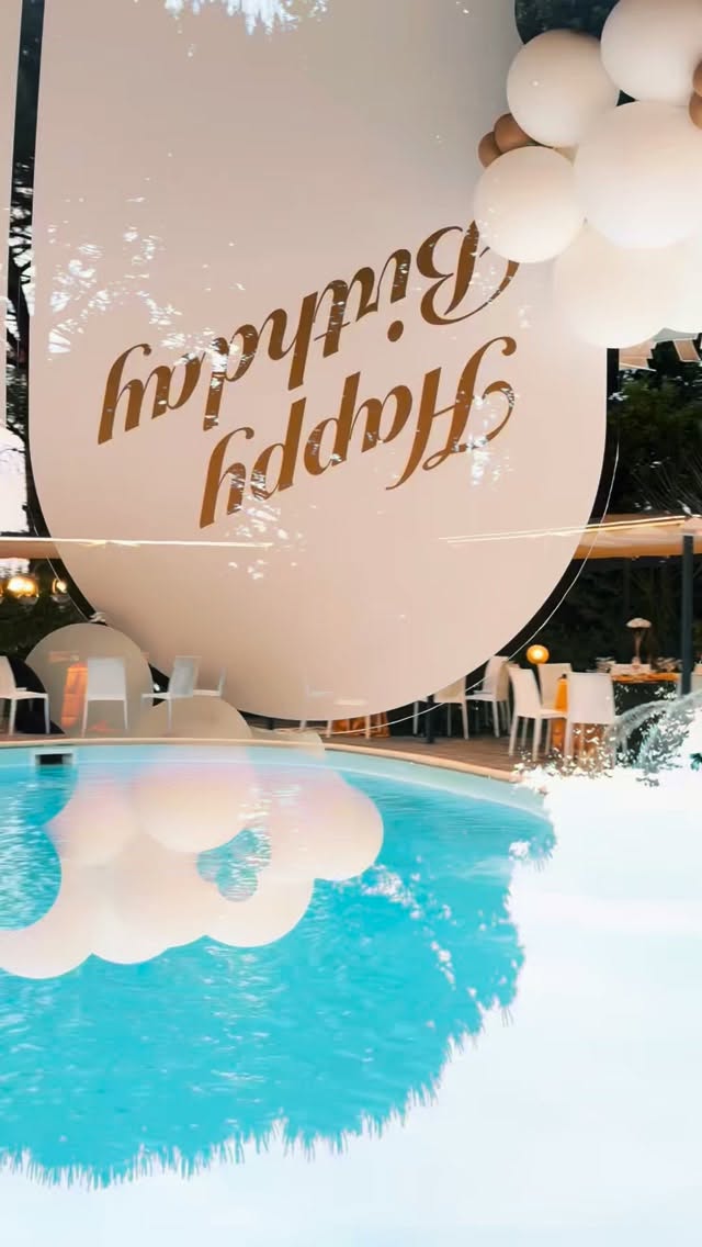 Festa di compleanno in villa a Pollena Trocchia con palloncini in piscina