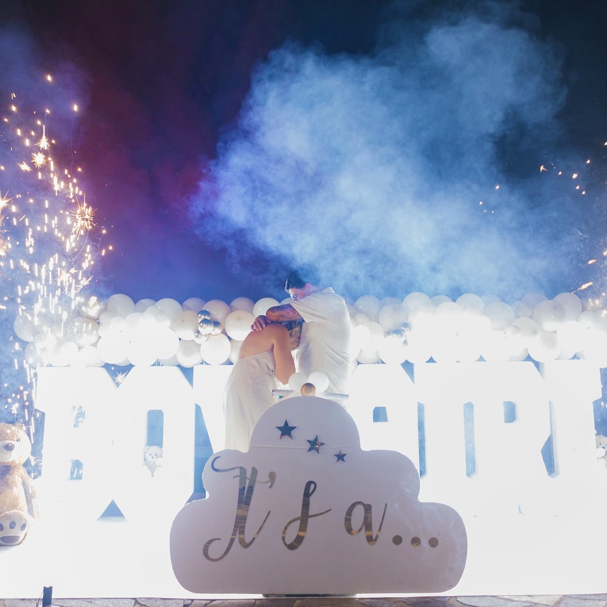 Gender reveal party a Napoli: l'annuncio tra fumo azzurro e fontane luminose